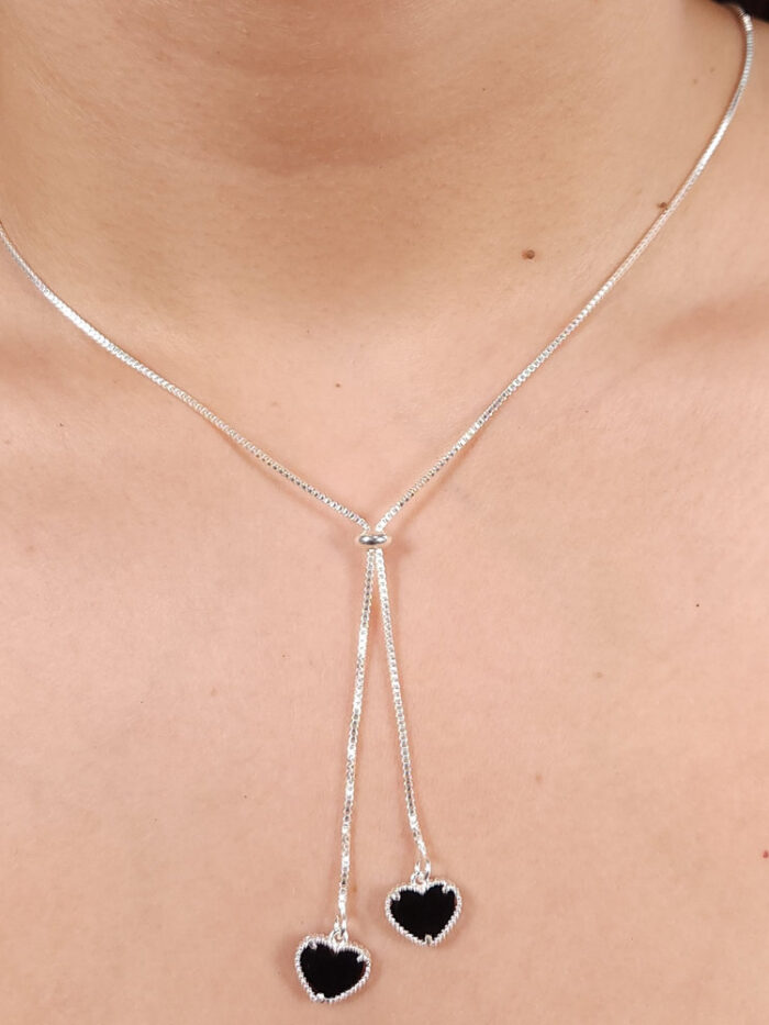 Gargantilha gravatinha com coração preto