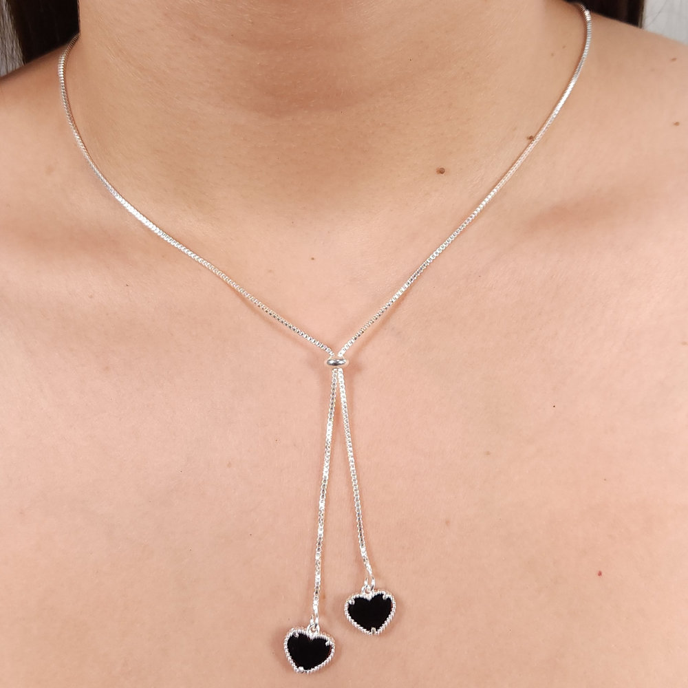 Gargantilha gravatinha com coração preto