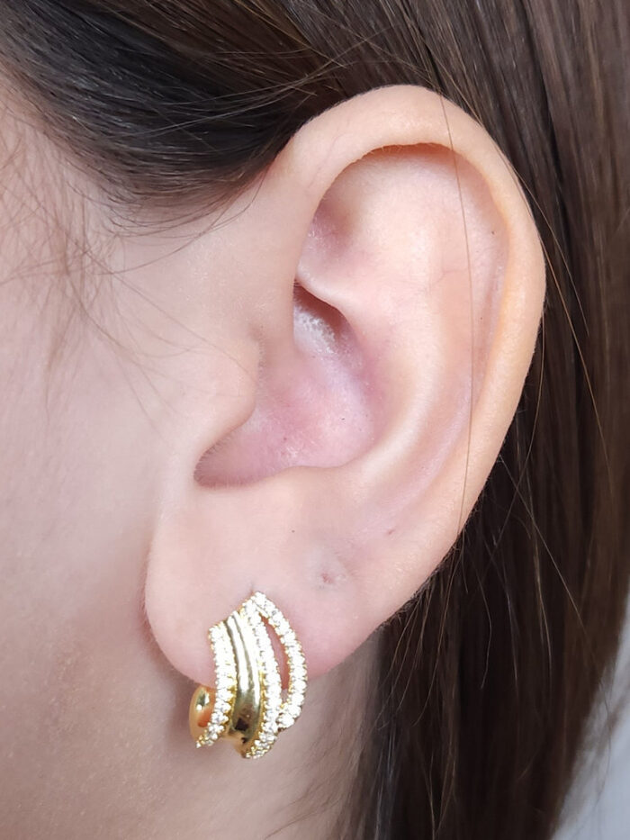 Brinco quatro fios cravejado e liso