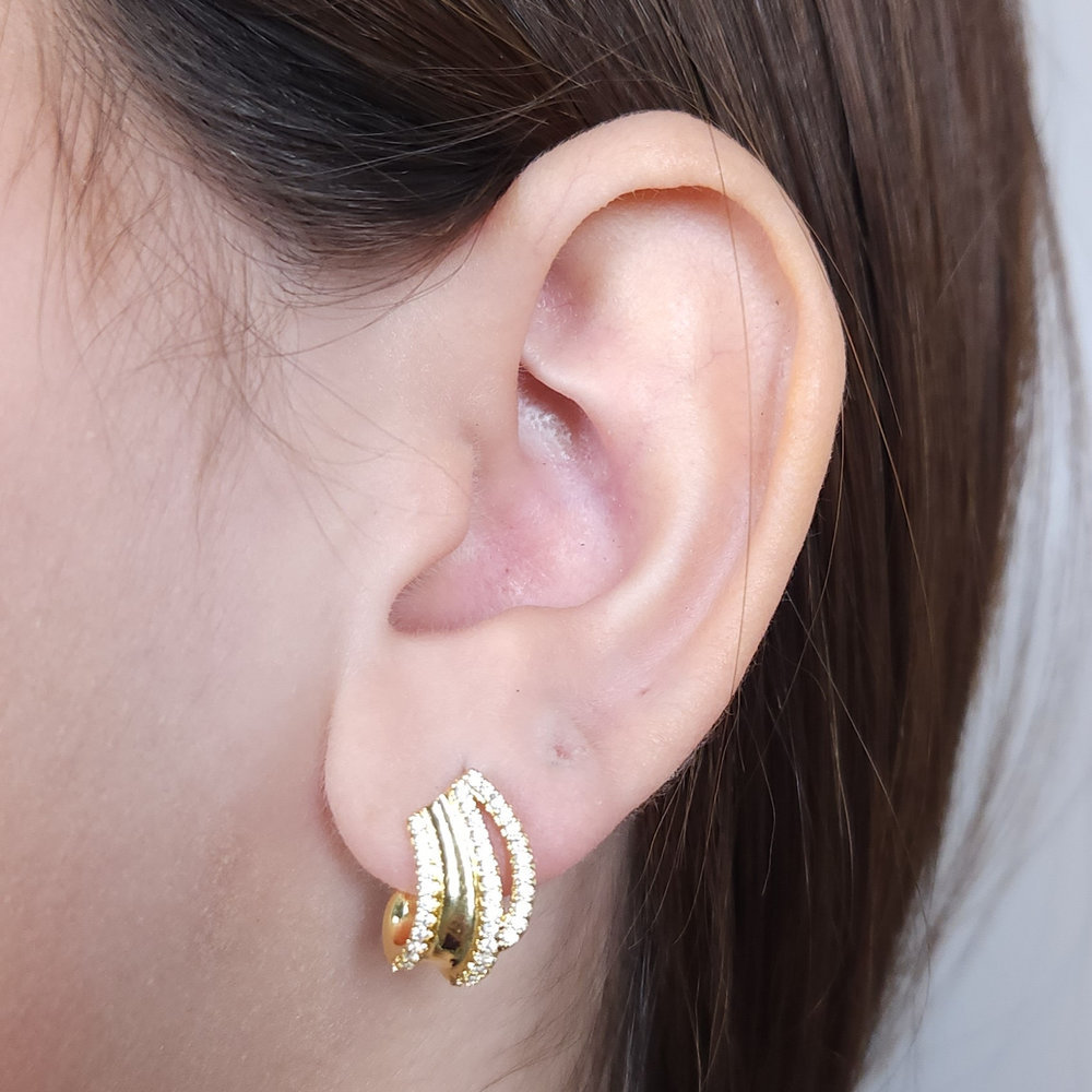 Brinco quatro fios cravejado e liso