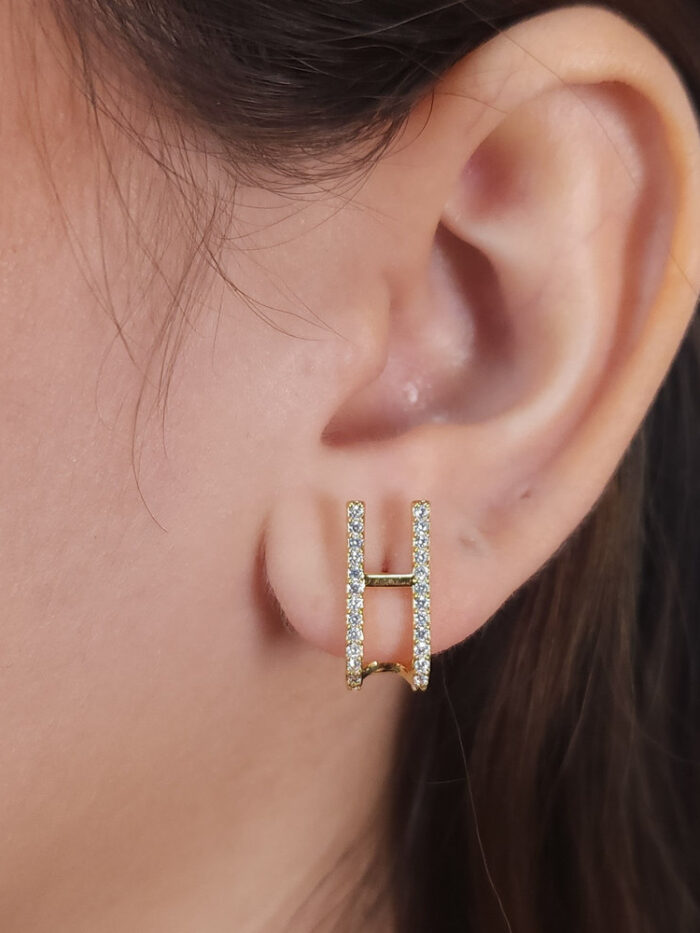 Brinco estilo H com dois fios em microzircônias