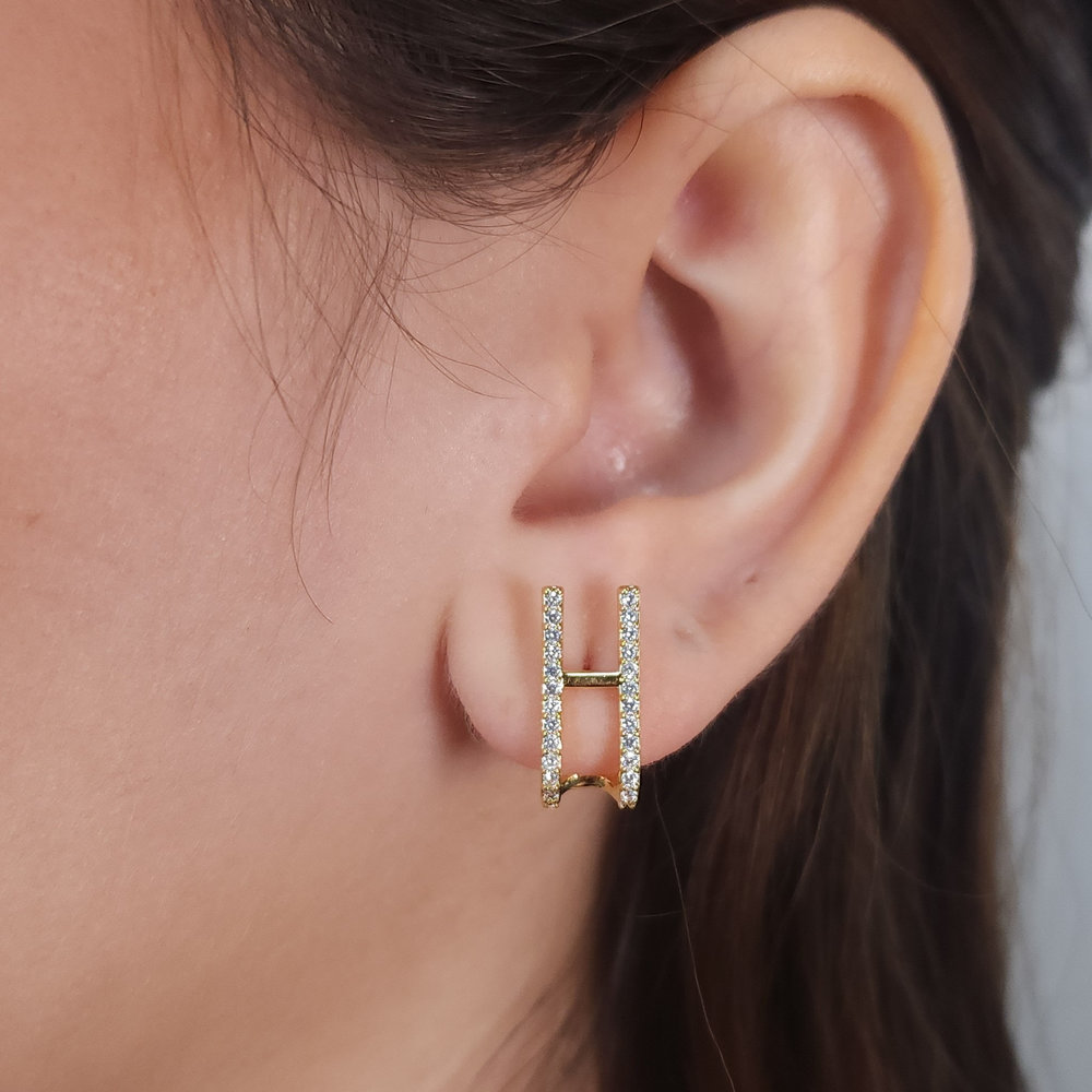 Brinco estilo H com dois fios em microzircônias