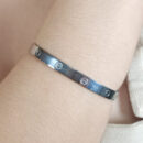 Bracelete prateado com detalhe cartier