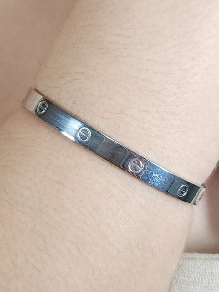 Bracelete prateado com detalhe cartier