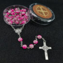 Terço pérola detalhado com medalha de são bento