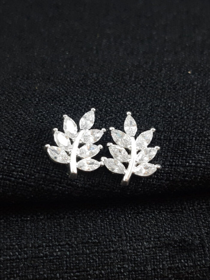 Brinco folha cravejado