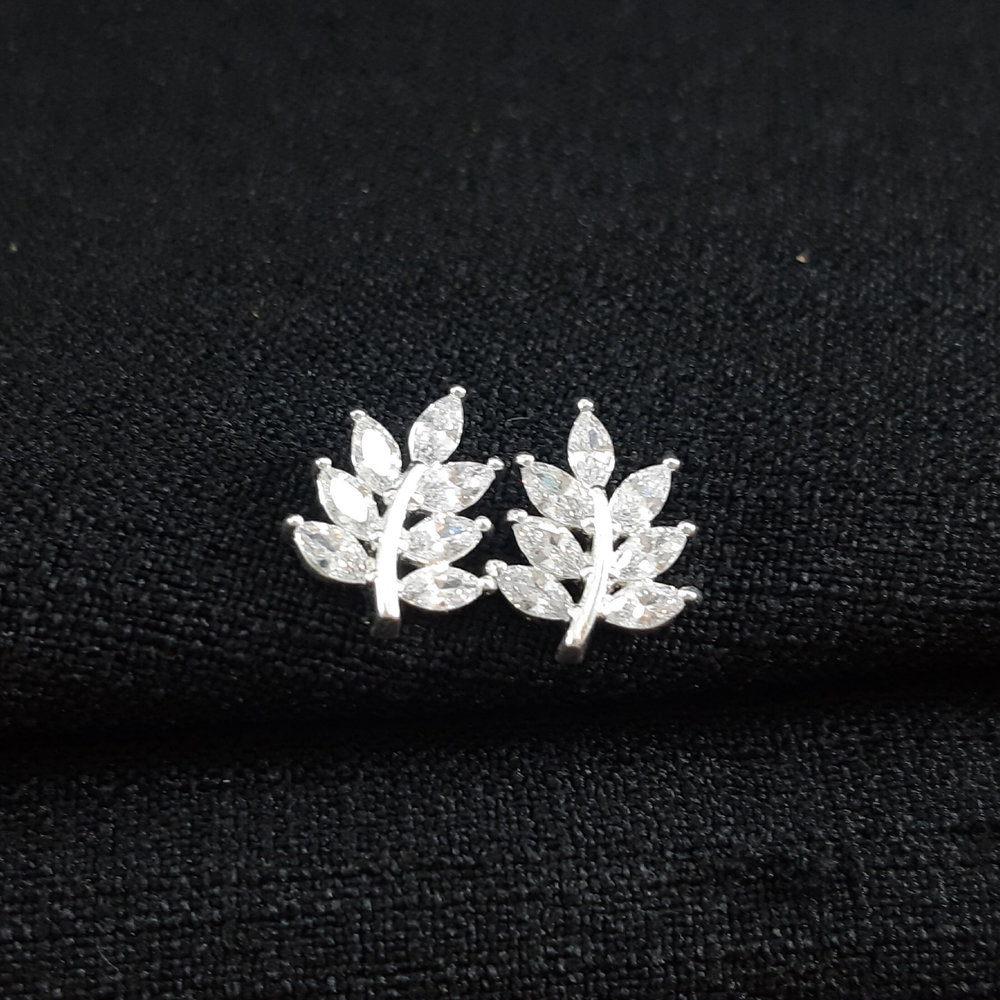 Brinco folha cravejado