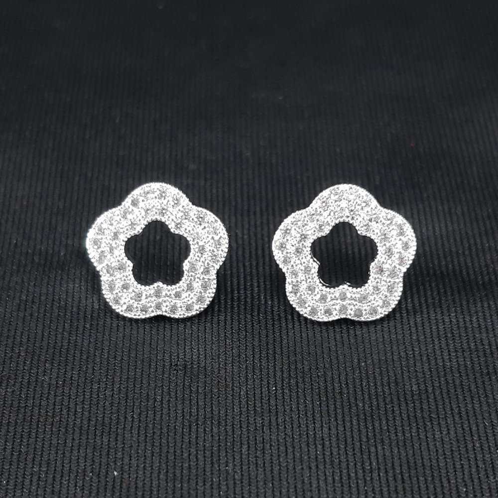 Brinco flor vazada cravejada