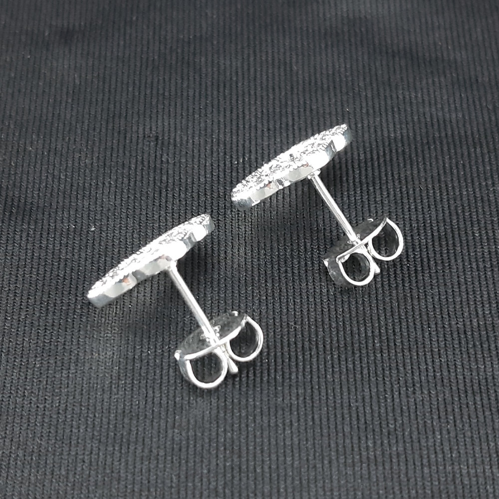 Brinco flor vazada cravejada - Imagem 2