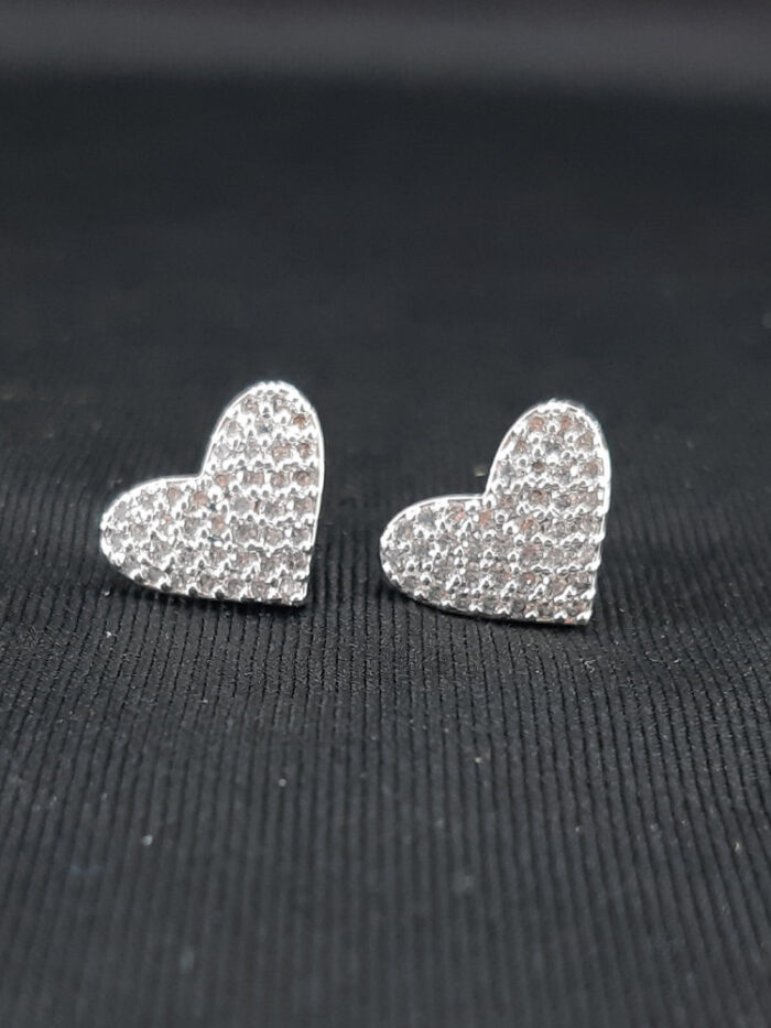 Brinco coração cravejado