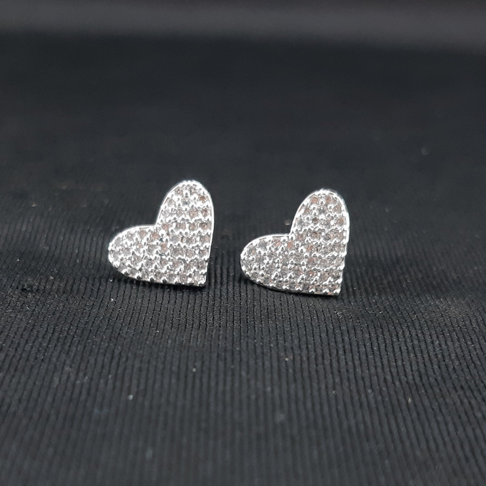 Brinco coração cravejado
