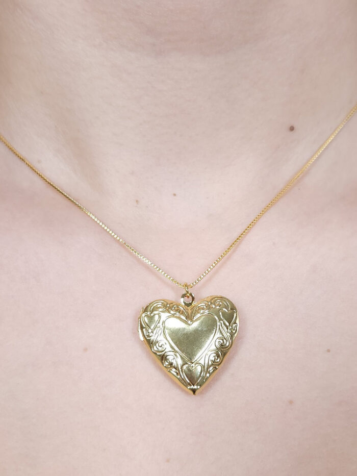 Gargantilha relicário coração detalhado