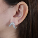 Brinco detalhe V cravejado