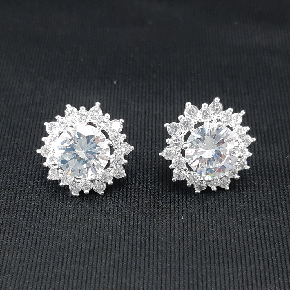 Brinco estilo flor cravejado