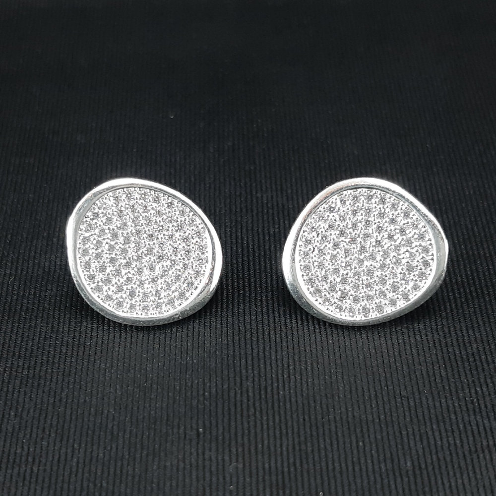 Brinco circulo oval cravejado borda prateada