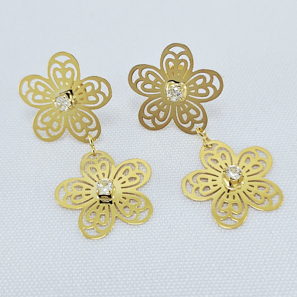 Brinco flor dupla com pedra cristal