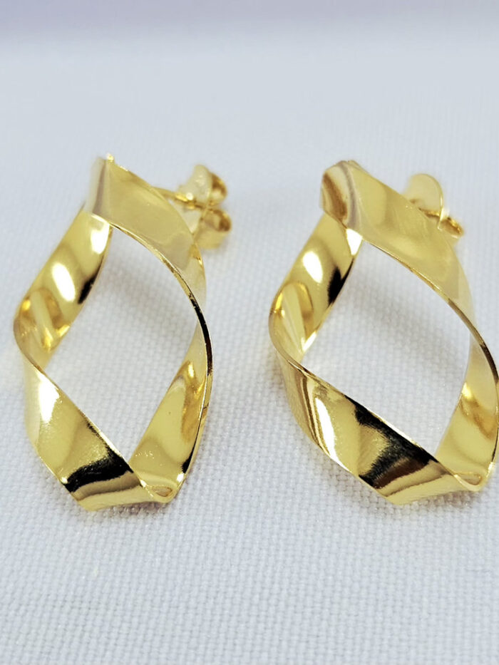 Brinco ondulado com fio liso