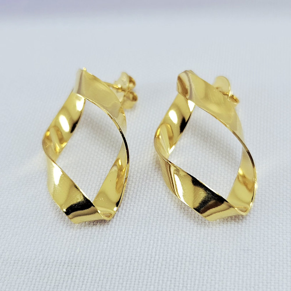 Brinco ondulado com fio liso