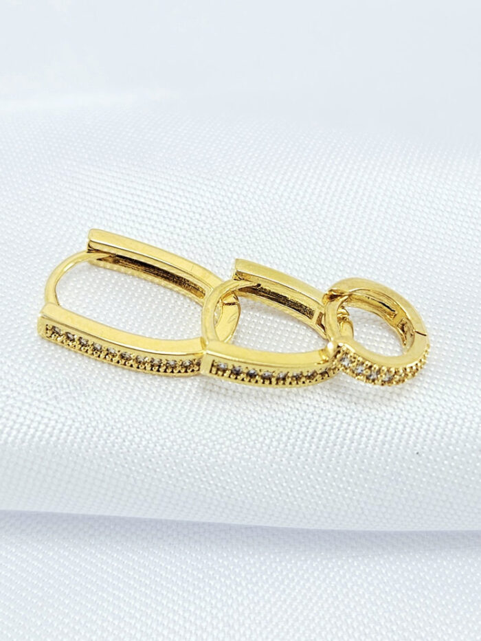 Brinco argola elos retangulares e cravejado