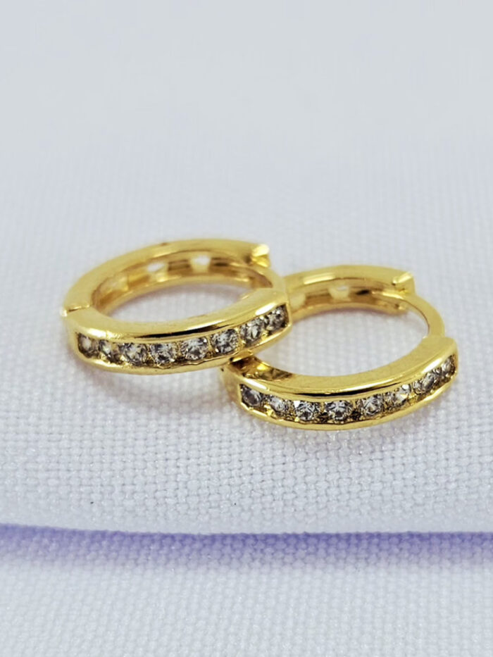 Brinco argola fio cravejado