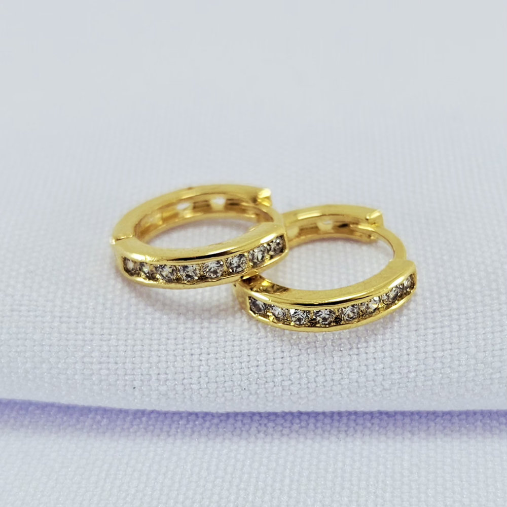 Brinco argola fio cravejado