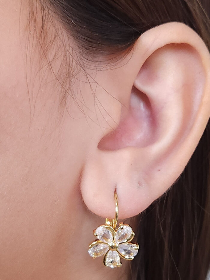 Brinco flor gancho com pedra cristal