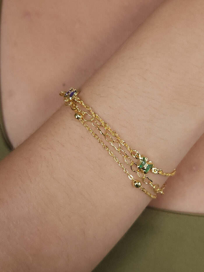 Pulseira tripla com borboletas coloridas