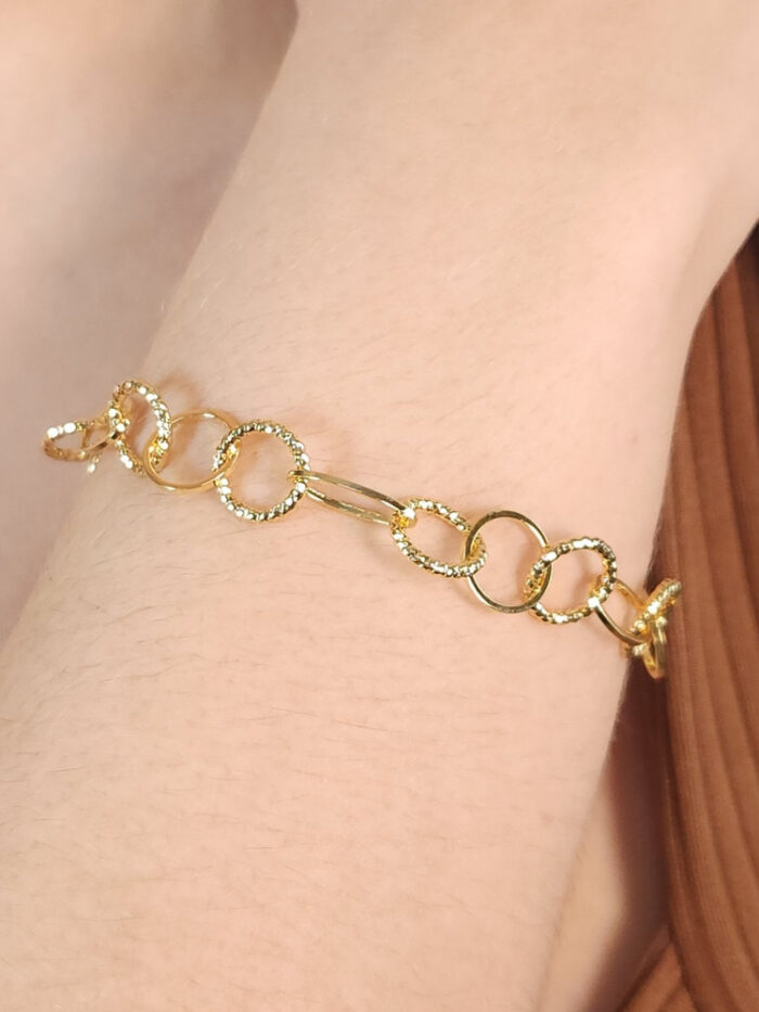 Pulseira com elos redondos e oval detalhado