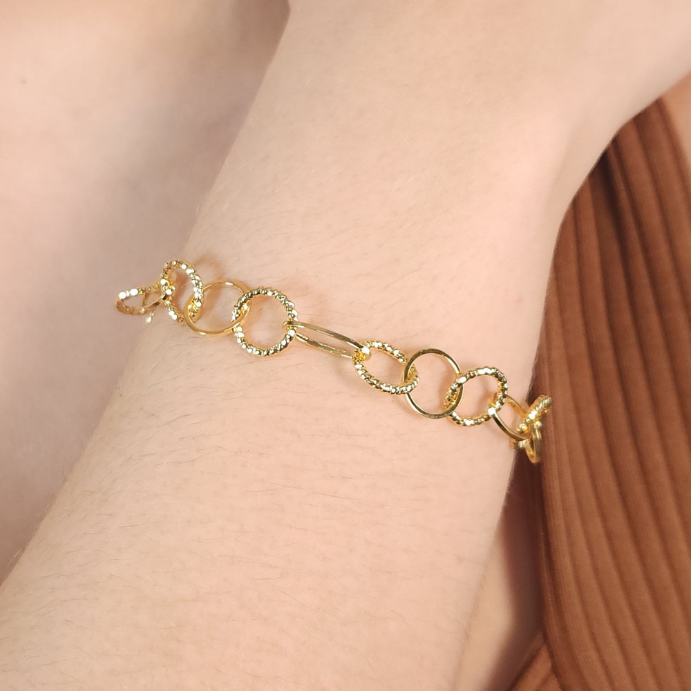 Pulseira com elos redondos e oval detalhado