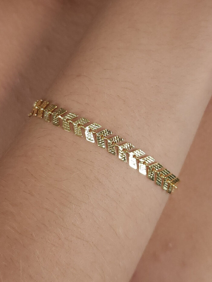 Pulseira estilo escamas texturizada dourada