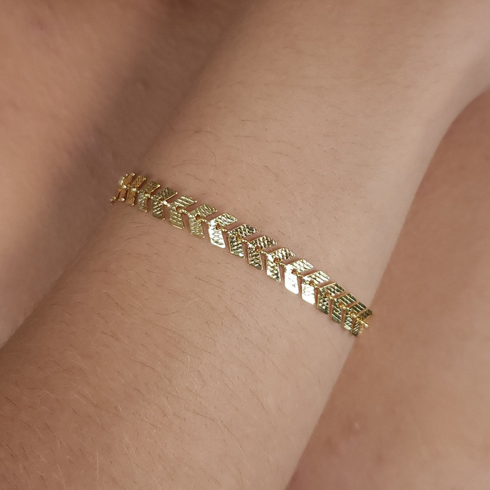 Pulseira estilo escamas texturizada dourada