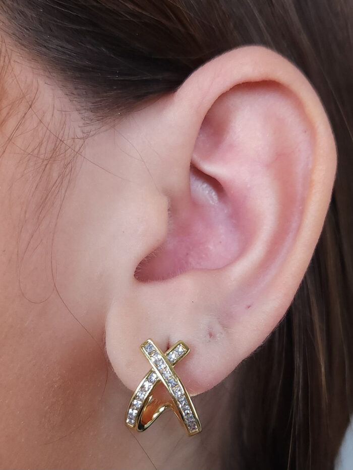 Brinco modelo x cravejado e vazado