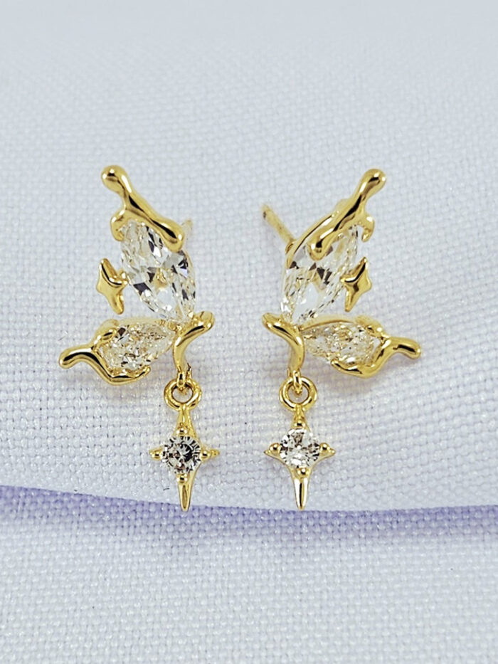 Brinco borboleta com cristal detalhe ponto de luz