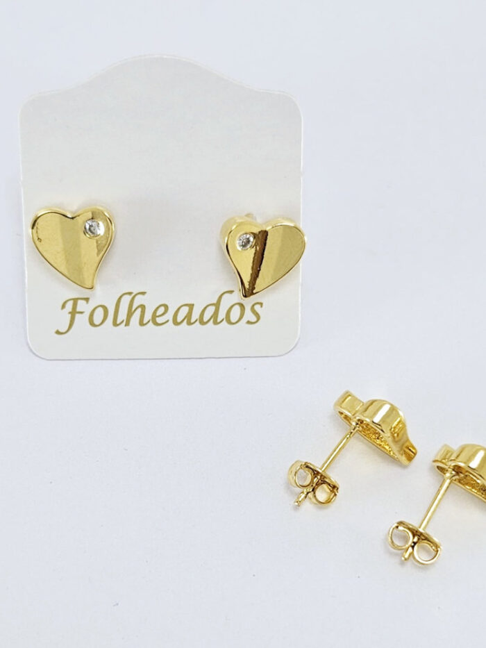 Brinco coração com detalhe de pedra cristal