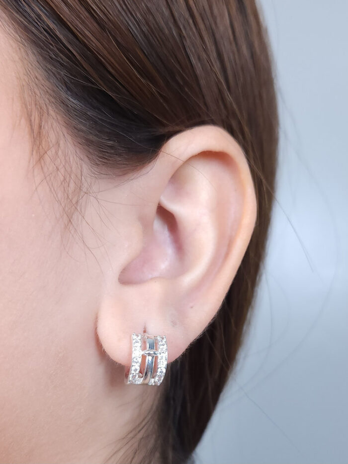 Brinco argola cristal detalhado