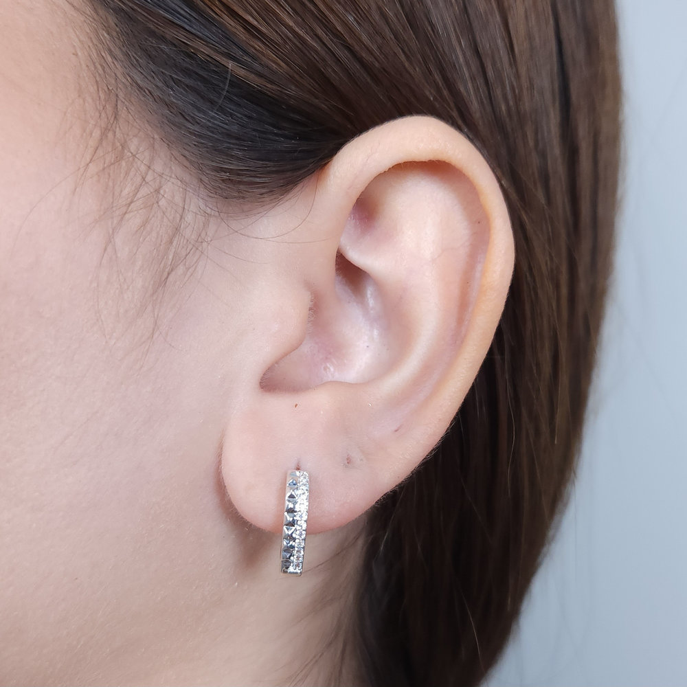 Brinco argola estilo coração detalhado