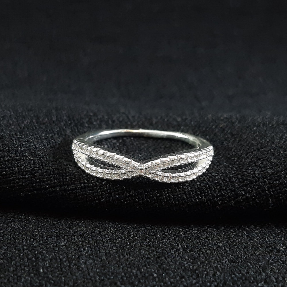 Anel infinito cravejado