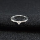 Anel solitário com detalhe cravejado