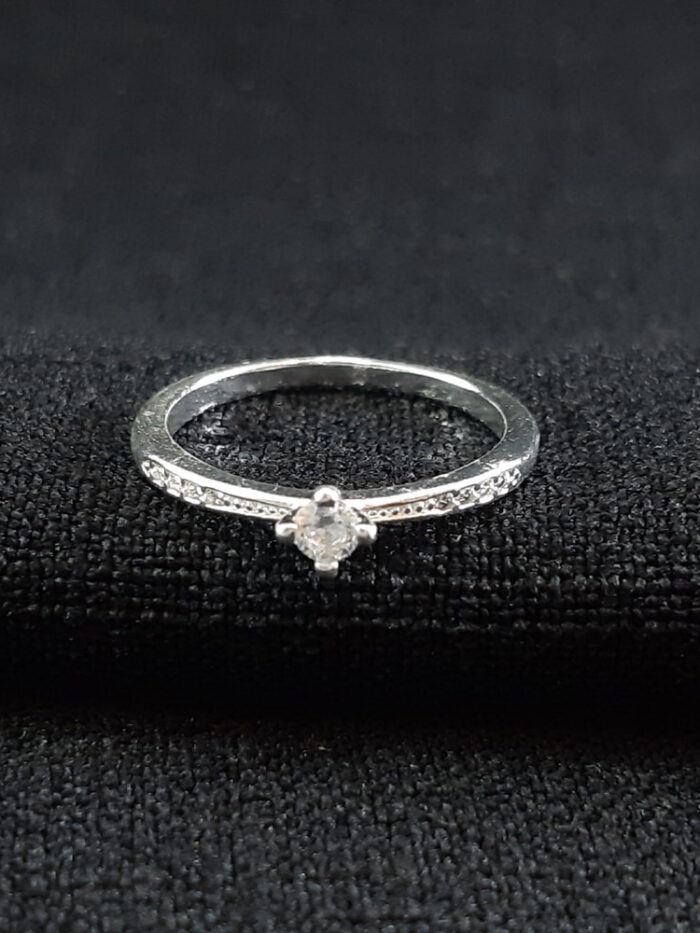 Anel solitário com detalhe cravejado