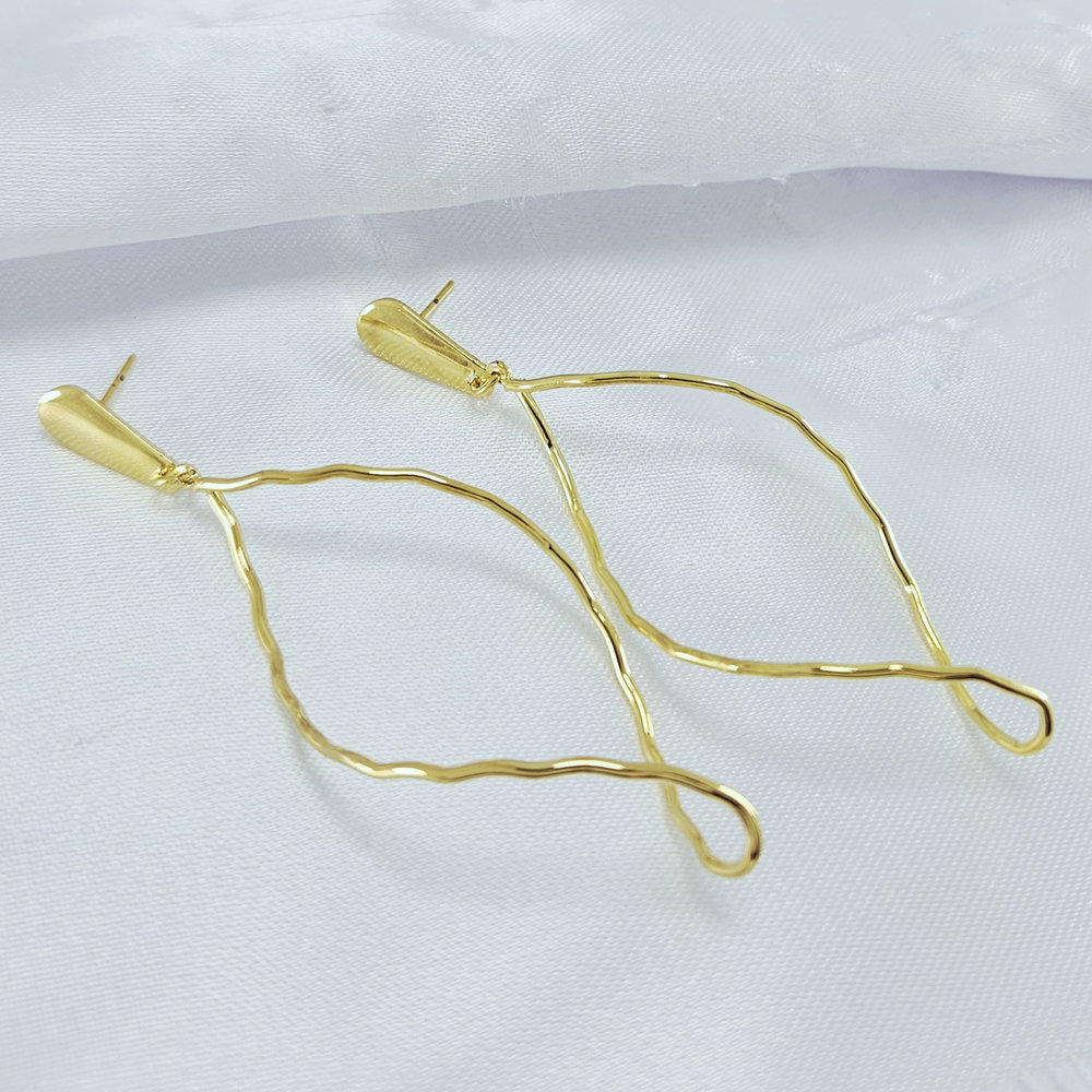 Brinco base lisa com fio ondulado detalhado - Imagem 2