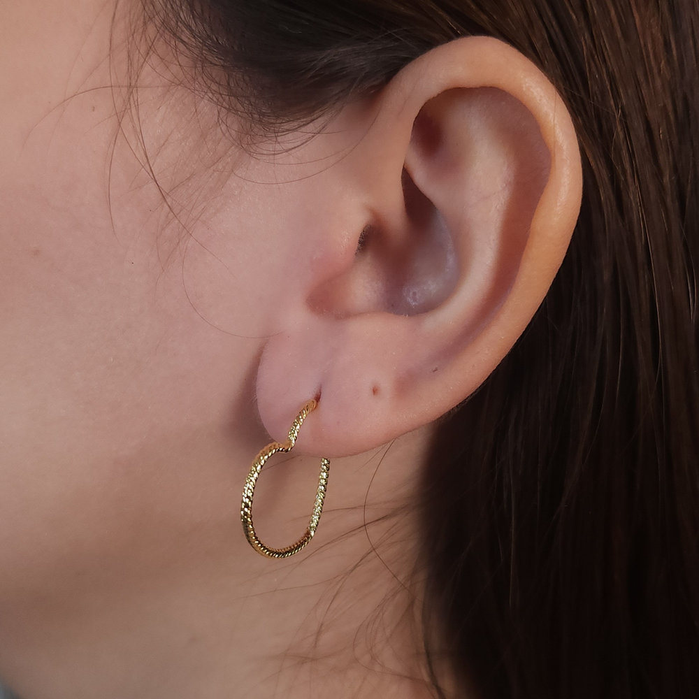 Brinco argola coração com detalhe torcido