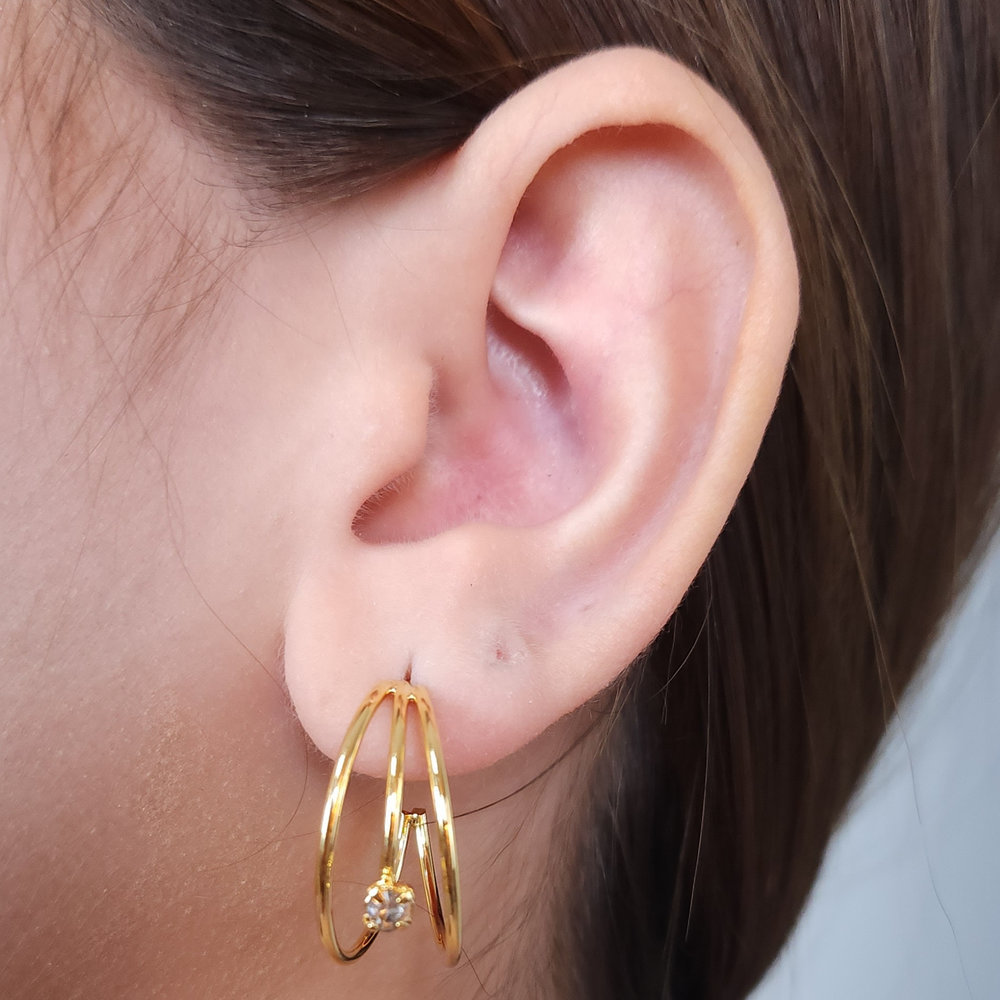 Brinco argola três fios detalhe pedra cristal