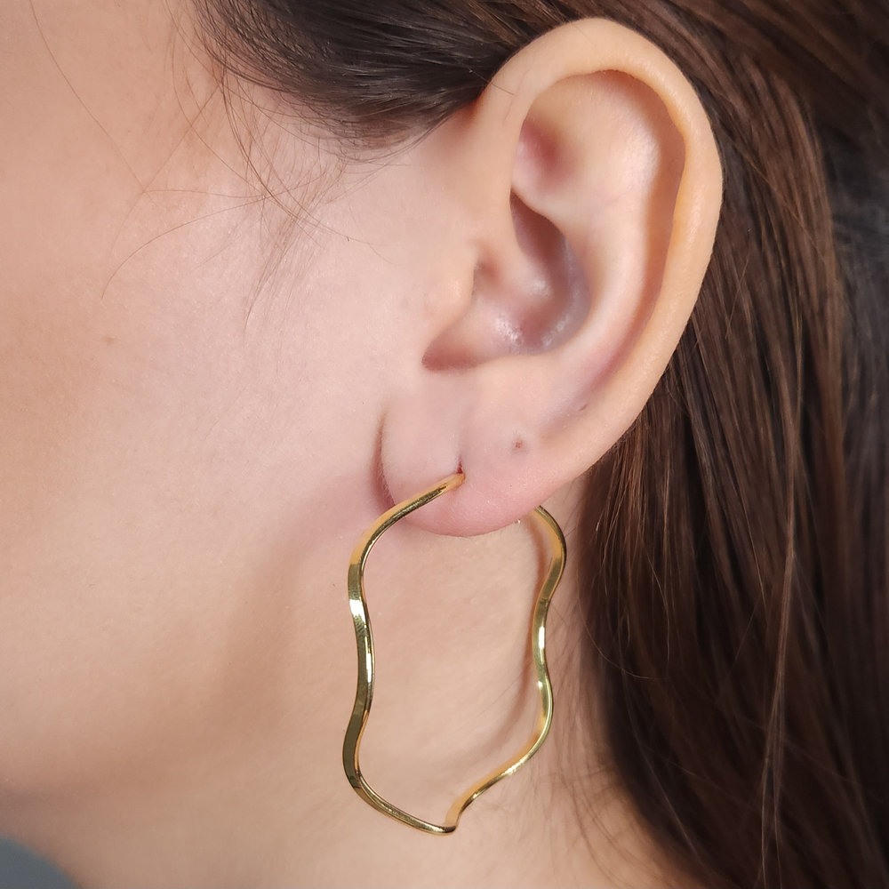 Argola ondulada com fecho em gancho