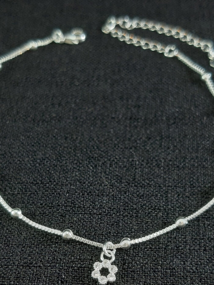 Tornozeleira bolinhas prateada detalhe flor vazada