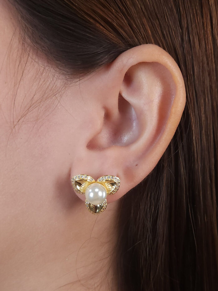 Brinco flor com pérola detalhe cravejado