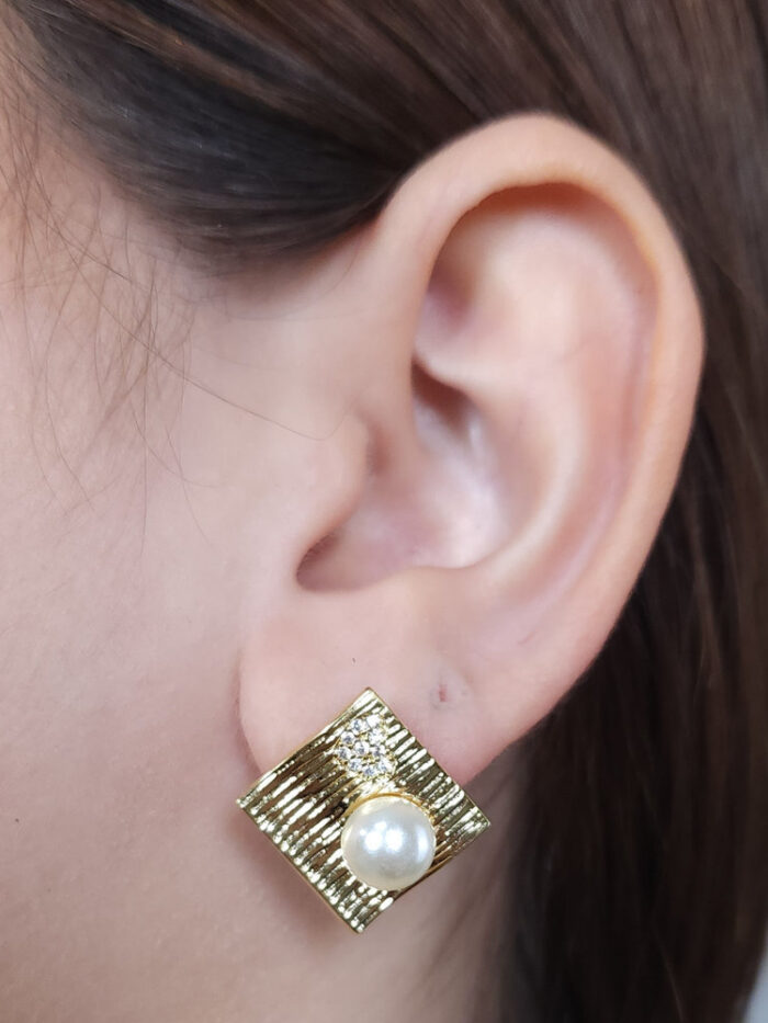 Brinco formato quadrado trabalhado com pérola