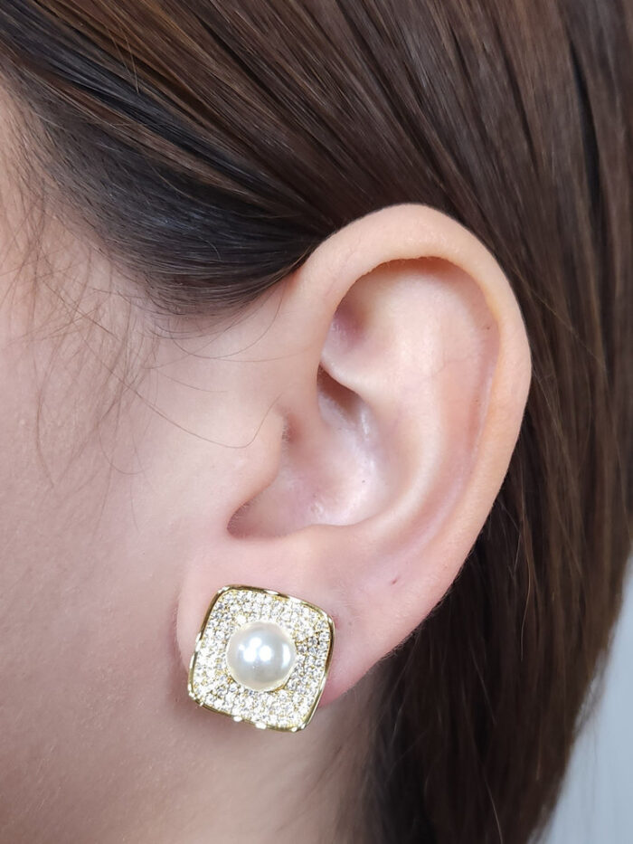 Brinco quadrado cravejado detalhe pérola