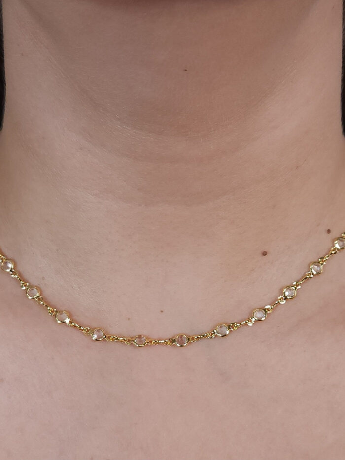 Gargantilha chocker com pedras redondos cristal