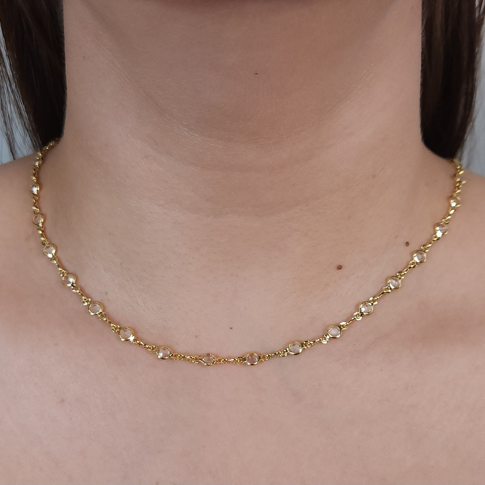 Gargantilha chocker com pedras redondos cristal
