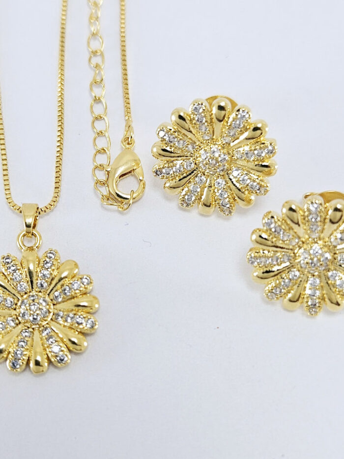 Conjunto flor detalhe cravejado e dourado